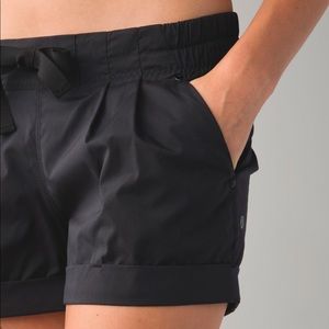 LULULEMON SPRING BREAK AWAY SHORTS 6
